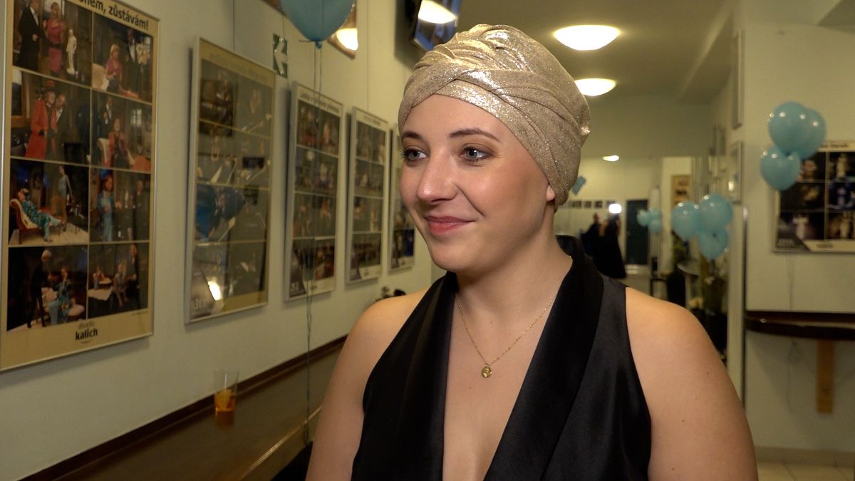 Ani těžká nemoc ji nezastaví: Anna Slováčková vystupuje, natočila i vánoční klip, do kterého si pořídila nový turban